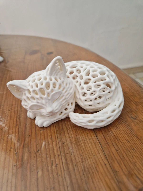 Chat décoratif blanc endormi – figurine ajourée en 3D