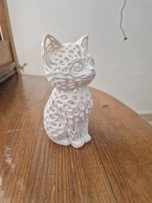 Chat décoratif blanc assis – figurine ajourée en 3D