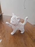 Chat décoratif blanc joueur – figurine ajourée en 3D