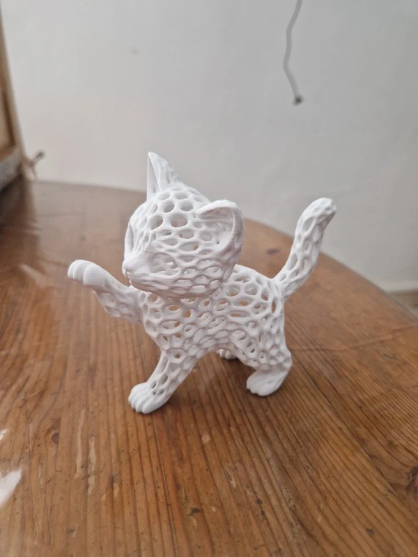 Chat décoratif blanc joueur – figurine ajourée en 3D