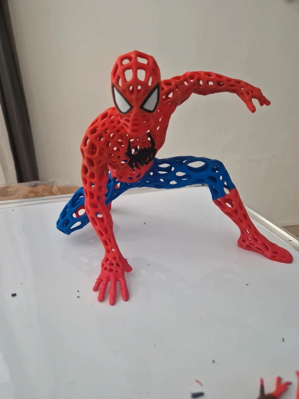 Figurine Spider-Man ajourée rouge et bleue – décoration imprimée en 3D