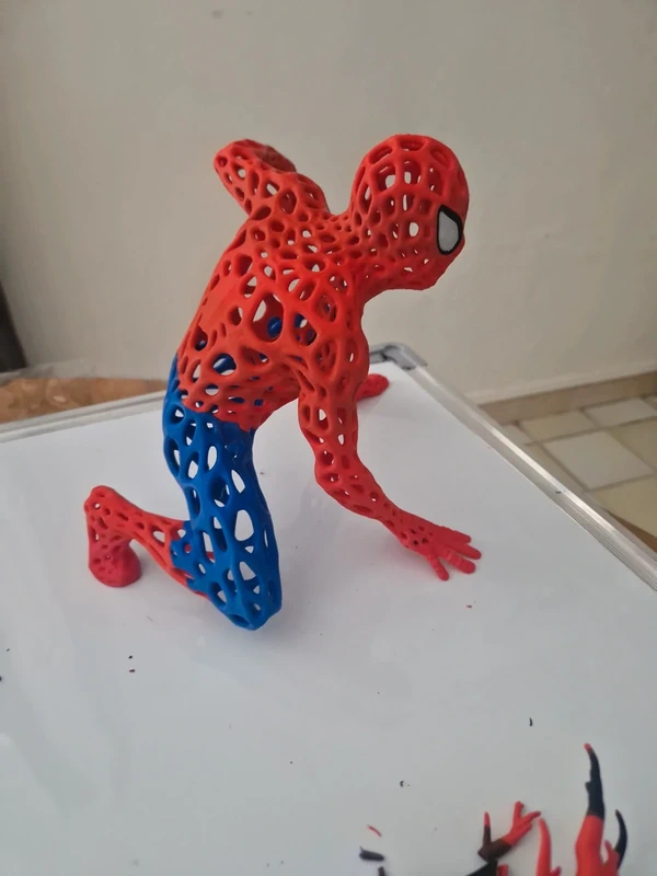 Figurine Spider-Man ajourée rouge et bleue – décoration imprimée en 3D
