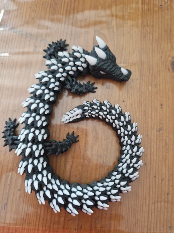 Dragon articulé noir et blanc en impression 3D – format 30 cm