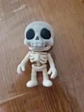 Porte-clés squelette articulé blanc et noir – format 8 cm