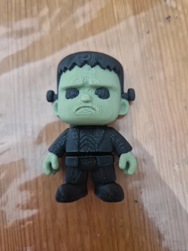 Figurine Frankenstein articulée vert et noir – format 8 cm