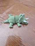 Figurine tricératops articulée vert menthe – format 10 cm